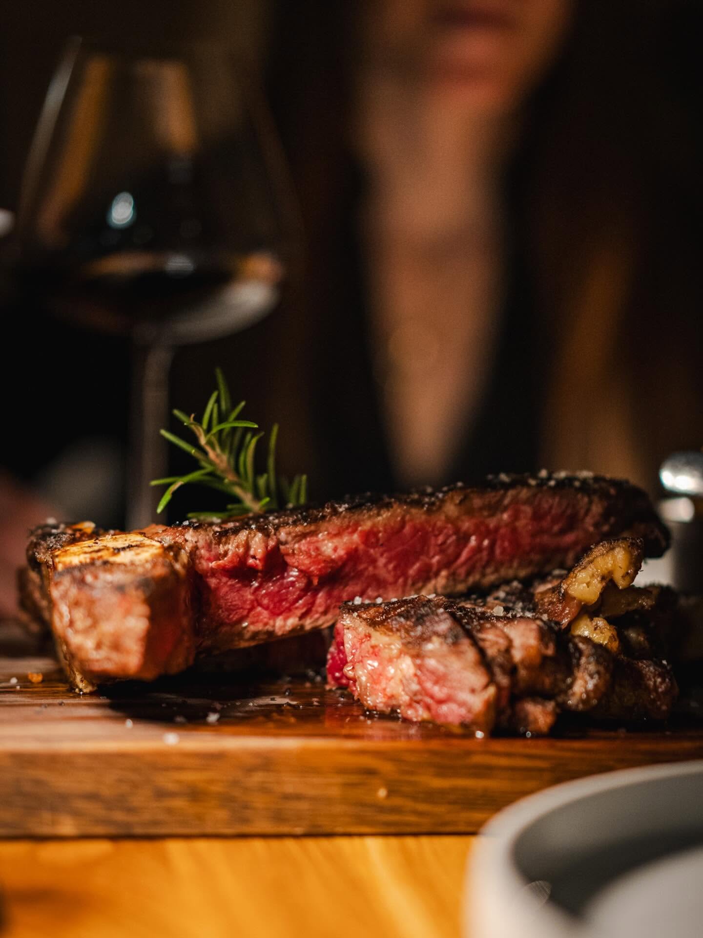 Medium rare Steak mit Wein